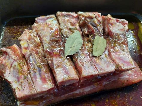 Pripravljena svinjska rebrca pod peko