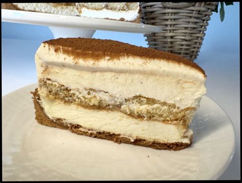 Ilustracija klasičnega tiramisua s plastmi piškotov, kreme in kakava