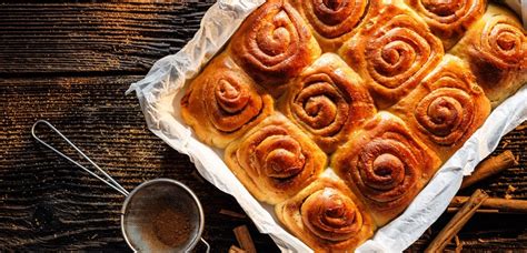Fotografija sveže pečenih cimetovih zvitkov
