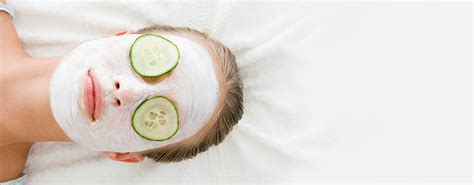 Tematska fotografija naravnih sestavin za domače maske (med, avokado, jogurt, oves)