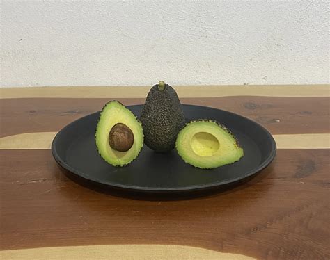 Fotografija sestavin za vlažilno masko, npr. avokado, med, jogurt