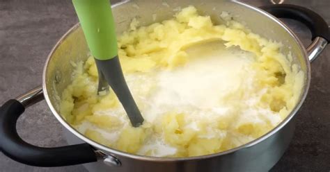 priprava ribane kaše v loncu