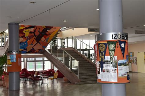 Notranjost prenovljene knjižnice II. gimnazije Maribor
