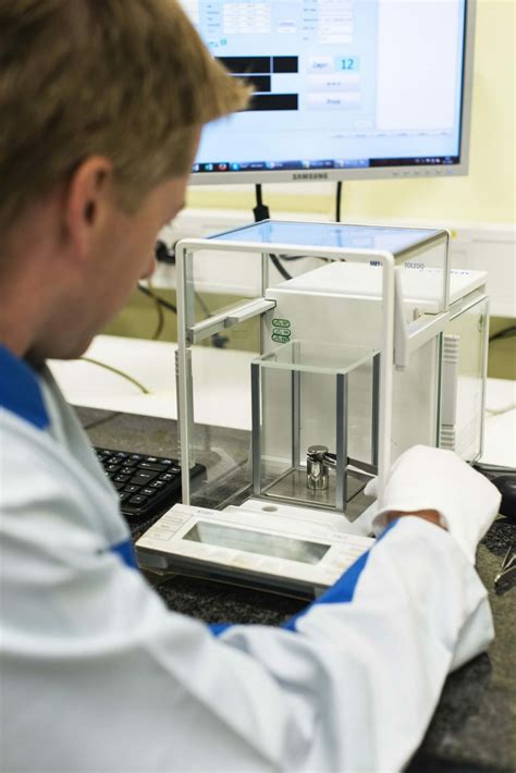 Infografika s koraki izdelave šampona: tehtanje, mešanje in polnjenje v embalažo