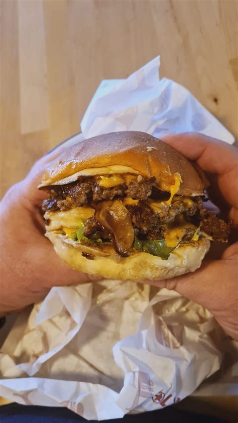 Priprava burgerja s tehniko