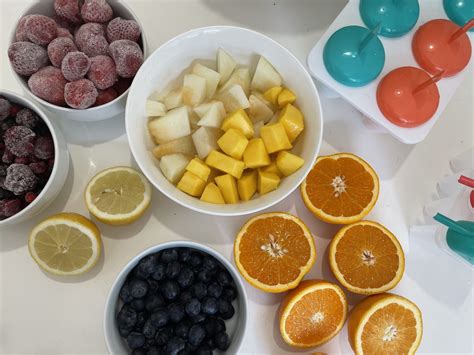 Fotografija različnih zdravih sestavin za sladoledne lučke (jogurt, jagodičevje, limone)