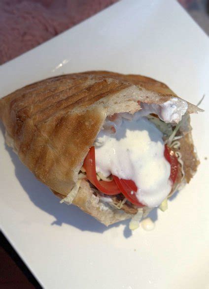 Tematska fotografija bele kebab omake s kebabom in zelenjavo