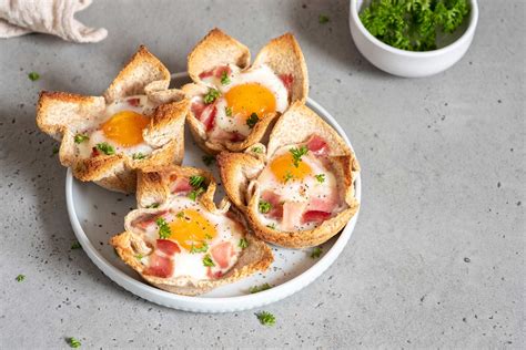 Fotografija toast skodelic z jajcem in šunko v modelu za muffine