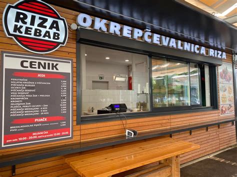 Fotografija sveže pripravljenega kebaba s svežo zelenjavo in značilnimi omakami v lokalu Riza Kebab.