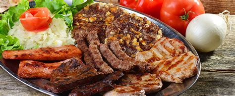 Grafični prikaz menija s cenami in fotografijami jedi: kebab, burger in mesna plošča.