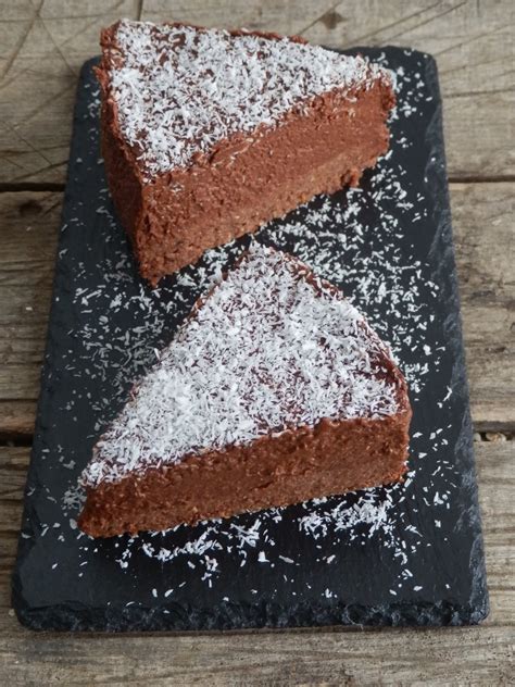 Presna kakijeva čoko torta, vizualno privlačna in bogata