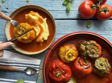 Različne vrste omak za filane paprike, pripravljene v manjših posodicah.