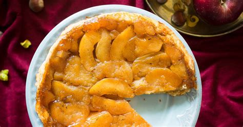 Jabolčna pita Tarte Tatin, obrnjena na krožnik