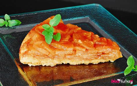 Pita Tarte Tatin po peki, pripravljena za obračanje