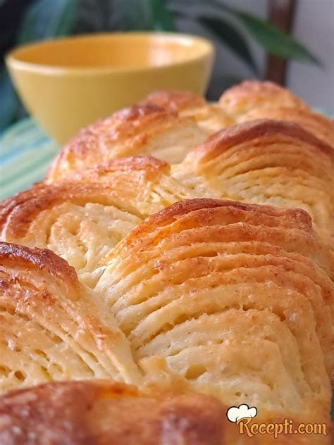 prikaz postrežbe pogače z narezkom in kajmakom