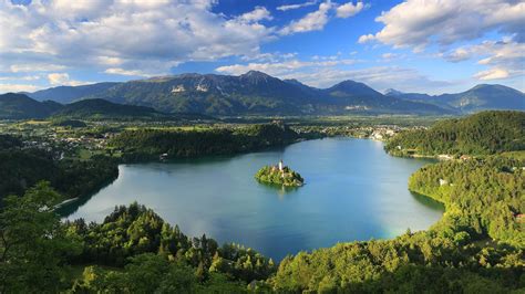 Panoramska fotografija Zbiljskega jezera s Picerijo Sedmica v ozadju