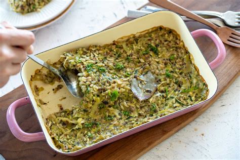 slika narastka z bučkami in rižem, pripravljenega v pekaču, ki je rahlo porjavel