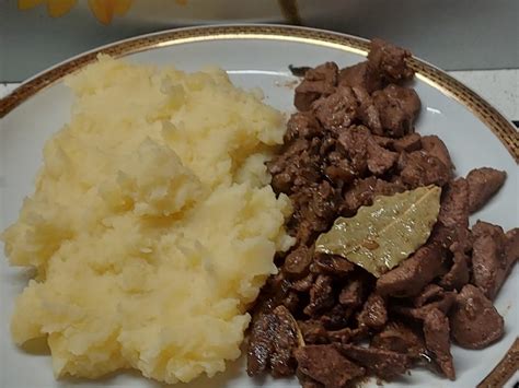 tematsko foto: pražena svinjska jetrca s čebulo in pire krompirjem