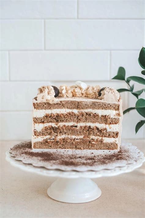 prikaz plasti torte: orehov biskvit, čokoladna piškotna sredica in bogata mascarpone krema