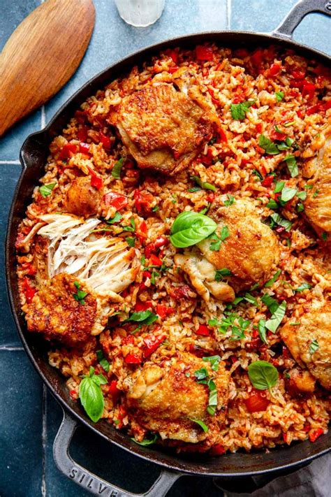 Foto: Končana jed đuveč z rižem, posuta s svežimi zelišči in parmezanom