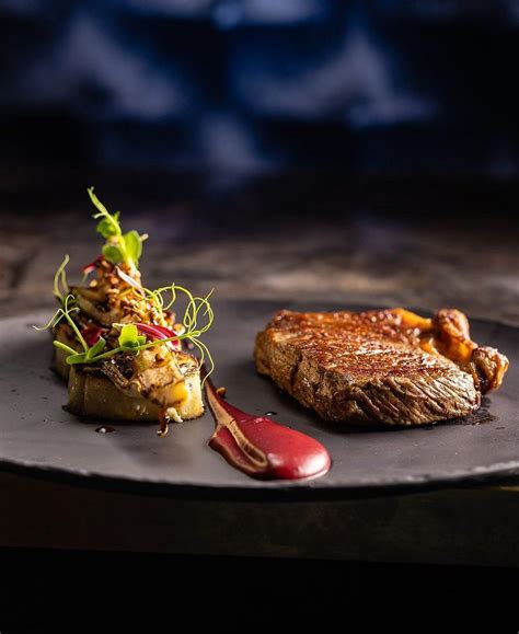 raznolika jedilna ponudba, vključno z mesnimi, ribjimi in vegetarijanskimi jedmi