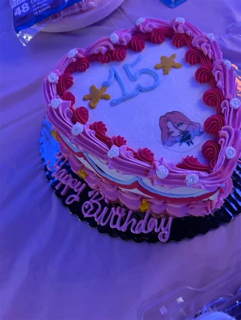 fotografija estetsko postreženih cake popsov na mizi