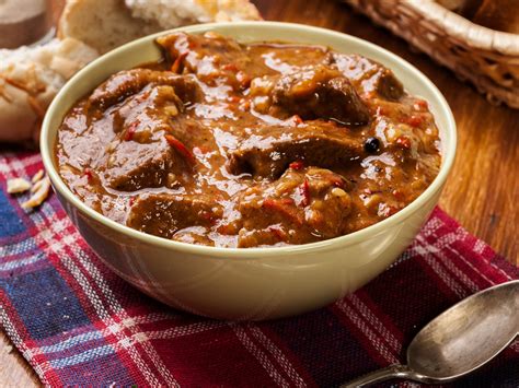 Stara fotografija gostilne, ki ponuja tradicionalni golaž