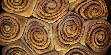 različne toast rolice na servirnem pladnju