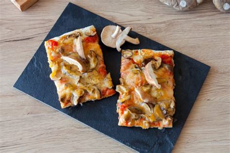 Tematsko foto: Pica toasti z različnimi nadevi, pripravljeni za postrežbo