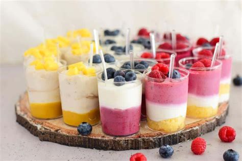 Shema prikazuje zaporedje plasti slastne otroške sladice v kozarcu.