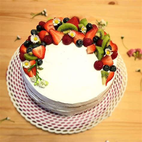 slika razkošne kakijeve torte z dekoracijo