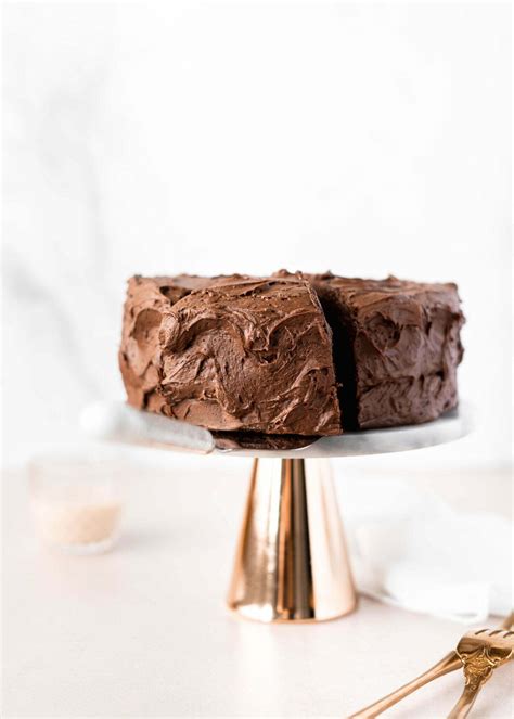 Veganska čokoladna torta z avokadovo kremo in sadjem