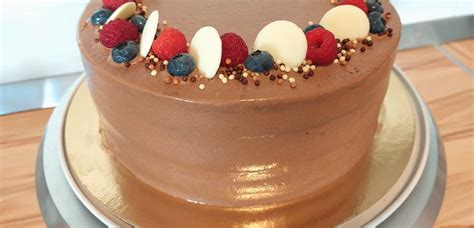 Čokoladna torta z mascarpone kremo in svežim sadjem