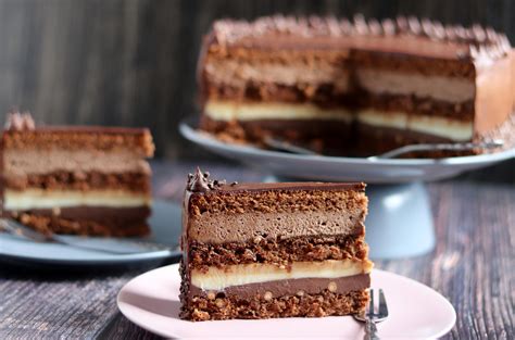 Minimalistična čokoladna torta iz jabolk in čokolade