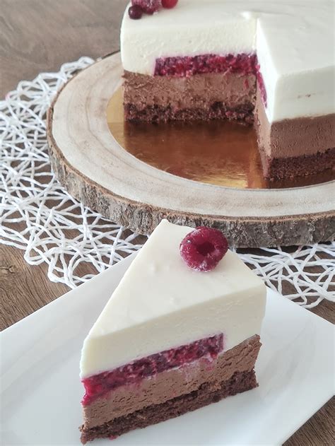 Sestavljena torta z vidnimi plastmi čokolade in malin