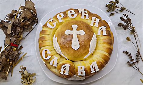 Dekoriran slavski kolač s križem in simboli