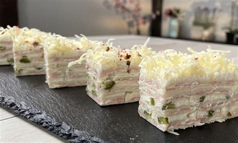 Večplastna slana torta z rozen skorjami in sirom