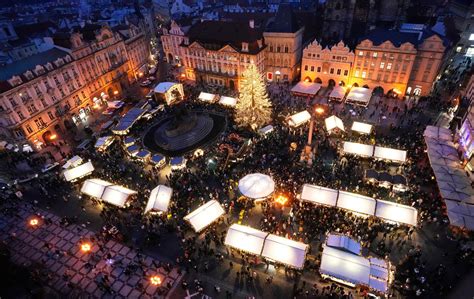 Priprava polenovke s krompirjem kot del božične tradicije