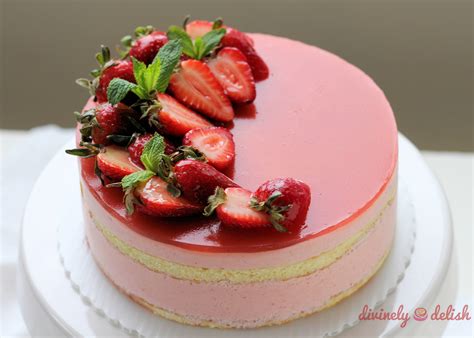 Infographic showing groups of ingredients for each cake component (biscuit, chocolate mousse, strawberry mousse)
