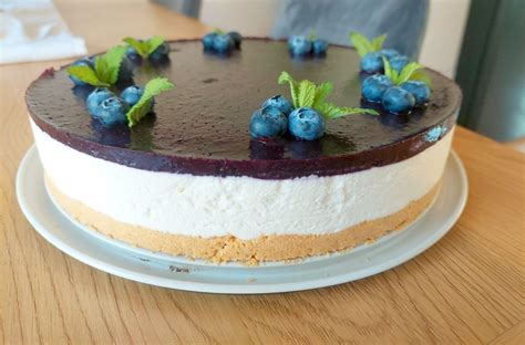 Tematska fotografija torte z grškim jogurtom in sadjem