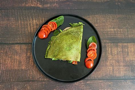 fotografija keto jajčnega namaza, postreženega na steblih zelene