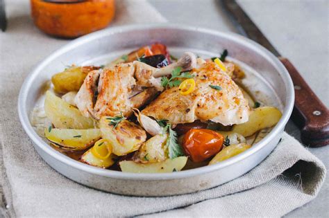 Pekač z mladim krompirjem, piščančjim mesom in zelišči