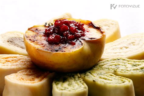 Fotografija kulinaričnih dobrot z vrtnicami (npr. baklava, ratluk)