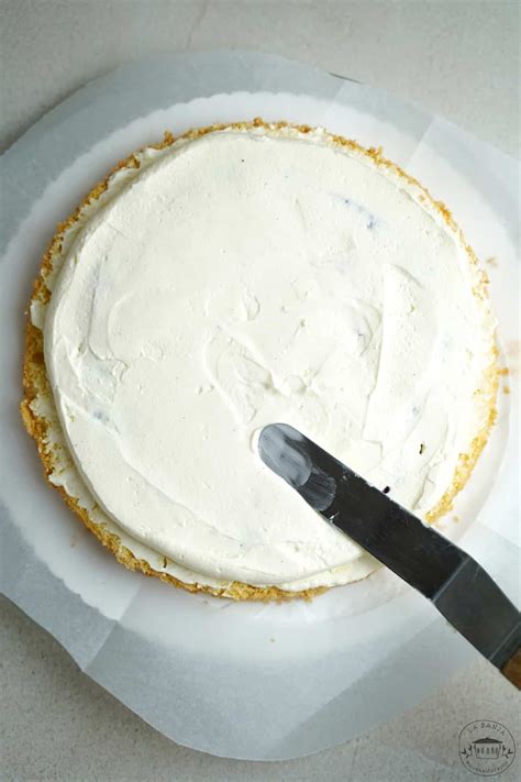 prikaz bučne torte s kremnim sirom in mandljevimi lističi