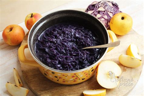 dušeno rdeče zelje z jabolki v ponvi