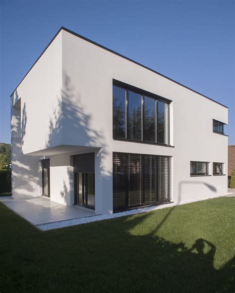 velikanska hiša z zaprtimi okni in rešetkami