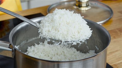skleda basmati riža in skleda kuhanih rezancev