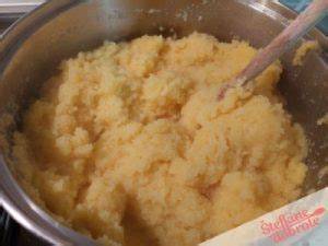 Prikaz različnih jedi iz koruznega zdroba in moke (polenta, kruh, žganci)