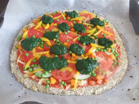 Veganska pica z rastlinskim sirom