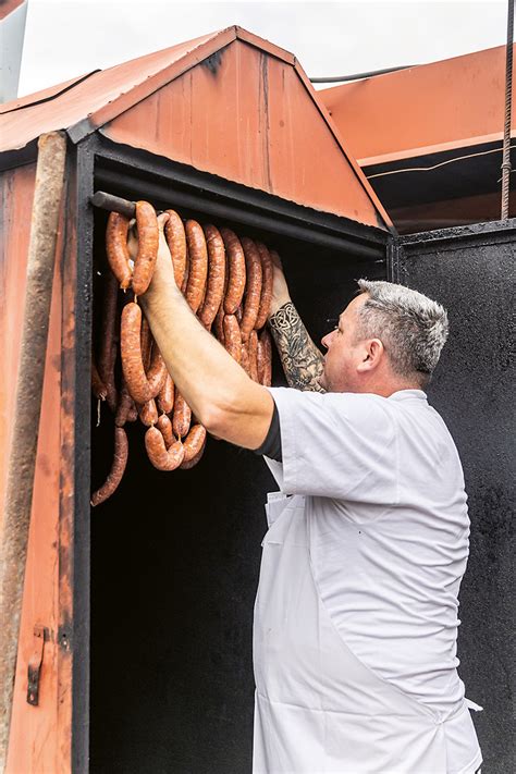 fotografija postopka polnjenja klobas v čreva